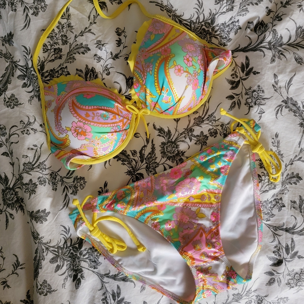 Victoria's Secret Ruffle Bikini 36B Medium
